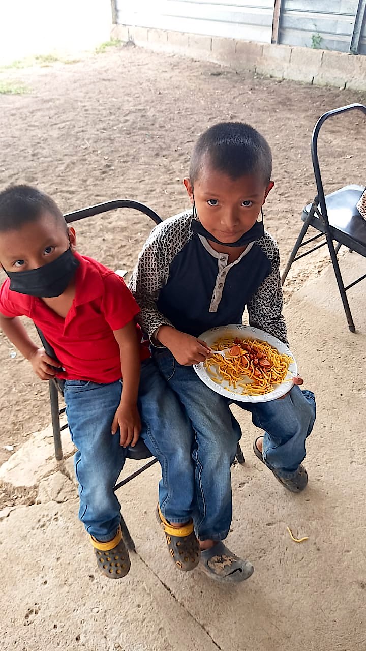 Niños disfrutando su plato de comida en un comedor